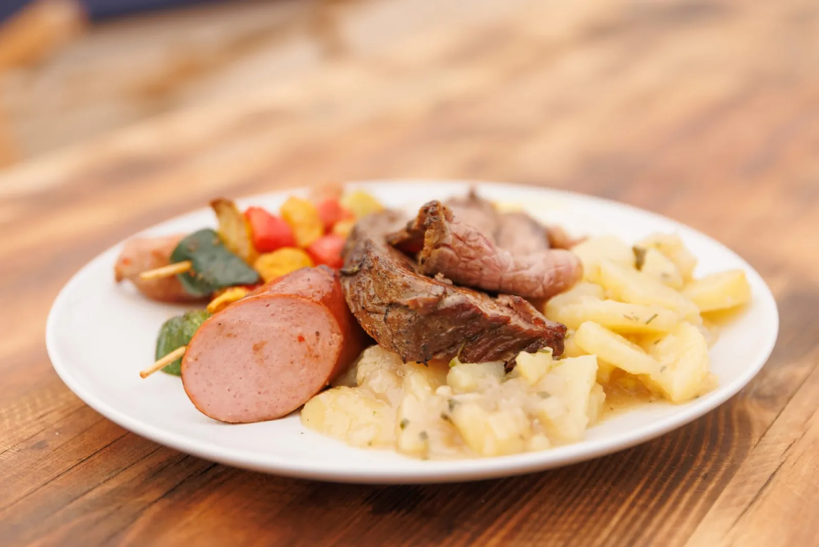 Grillteller mit Fleisch, Wurst, Gemüsespiess und Kartoffelsalat im Rooftop Aarau