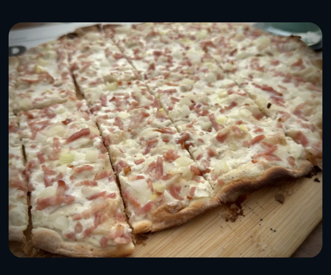 Frisch zubereiteter Flammkuchen