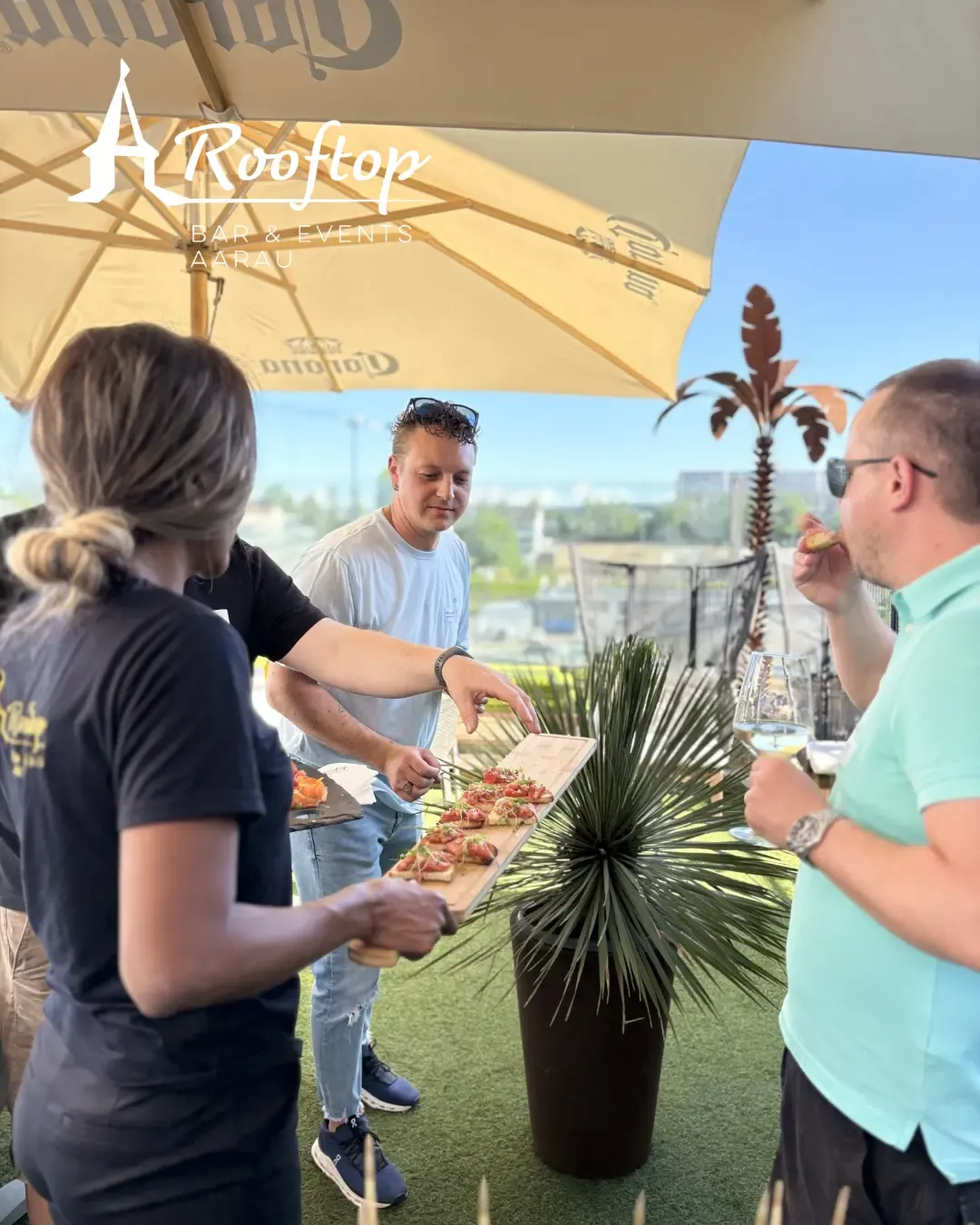 Apéro-Service mit Bruschetta für Gäste auf der Rooftop Aarau Terrasse