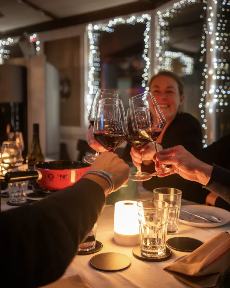 Gäste stossen im beheizten Turm-Salettl der Rooftop-Bar Aarau an