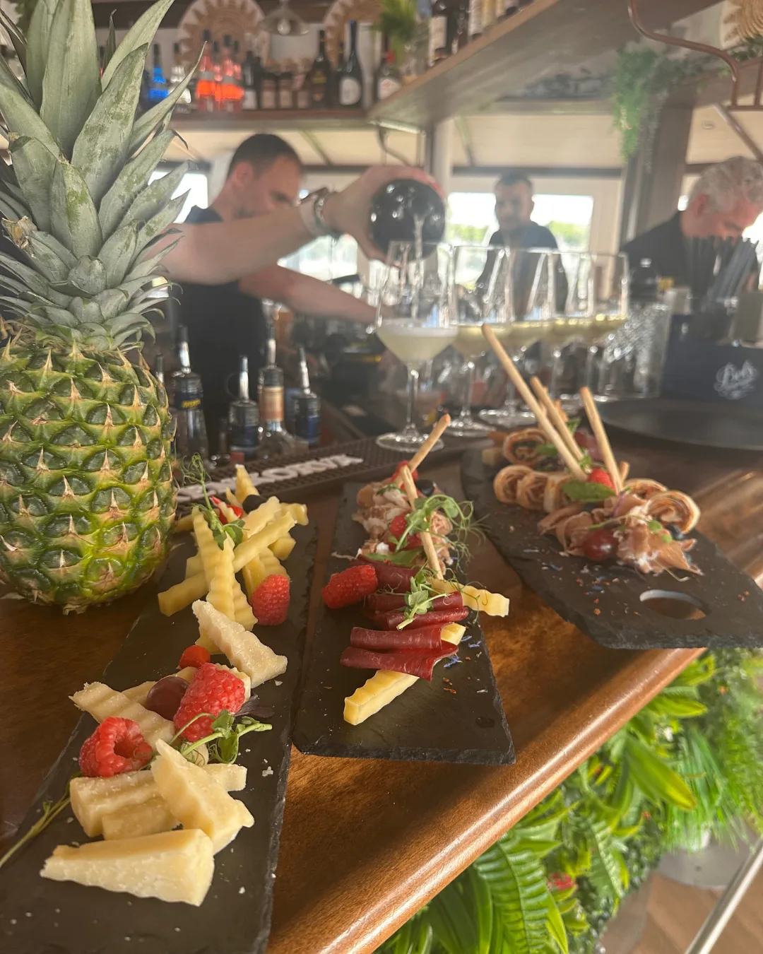 Apéro-Platten mit Auswahl an Häppchen