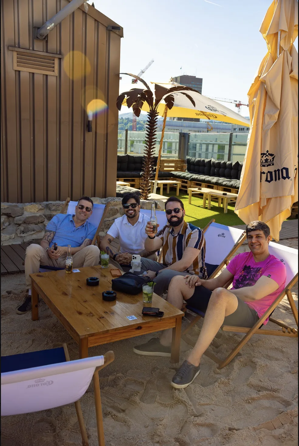 Gäste stossen mit Cocktails über den Dächern von Aarau an