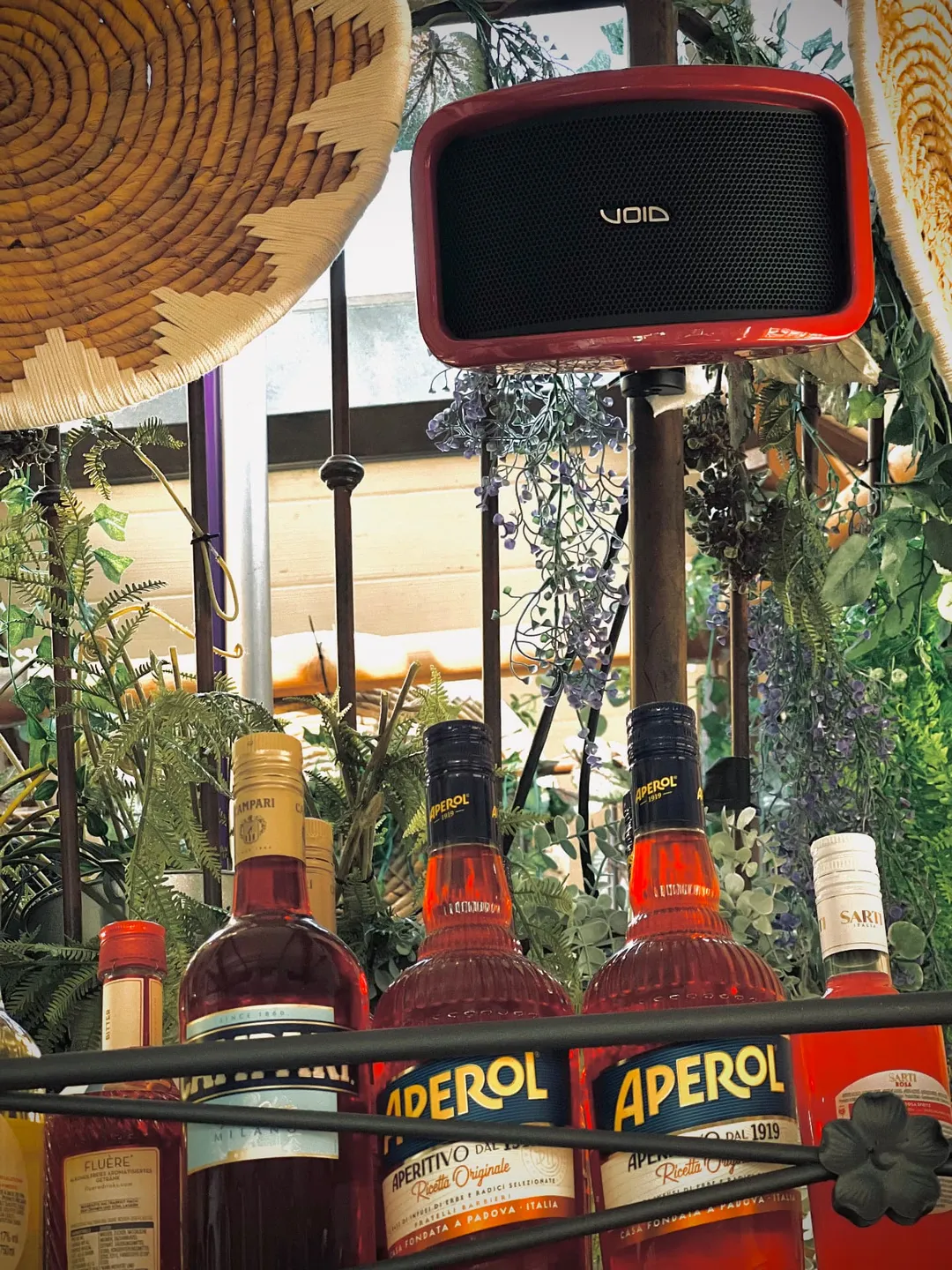 Aperitif-Auswahl mit Aperol und Campari an der Bar des Rooftop Aarau