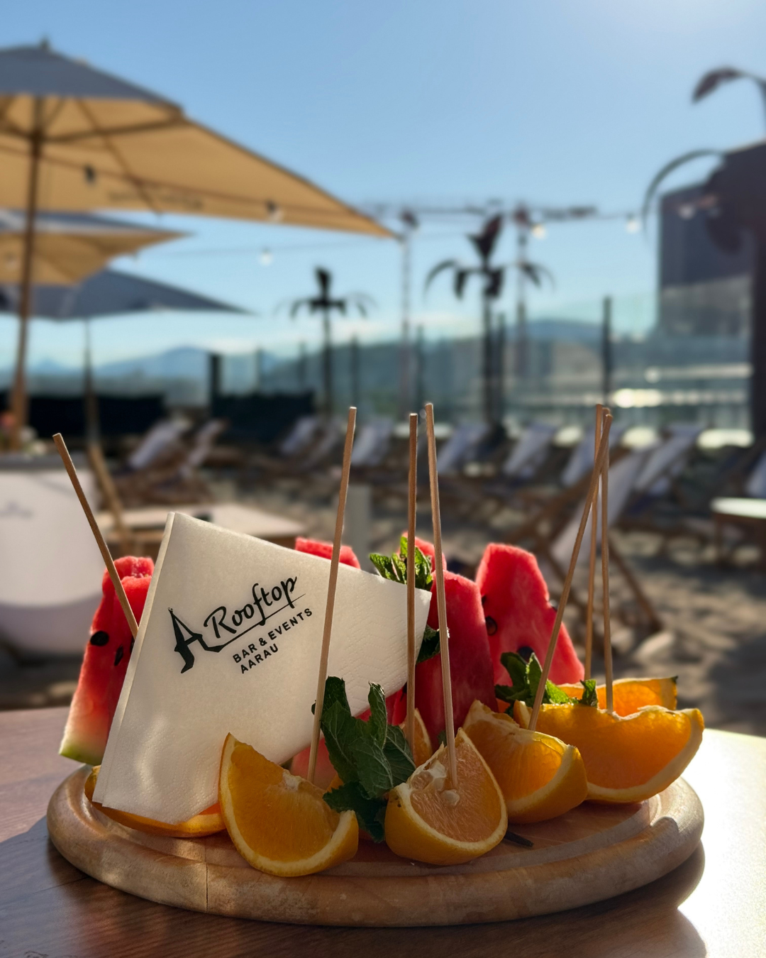 Früchteplatte auf der Terrasse des Rooftop Aarau