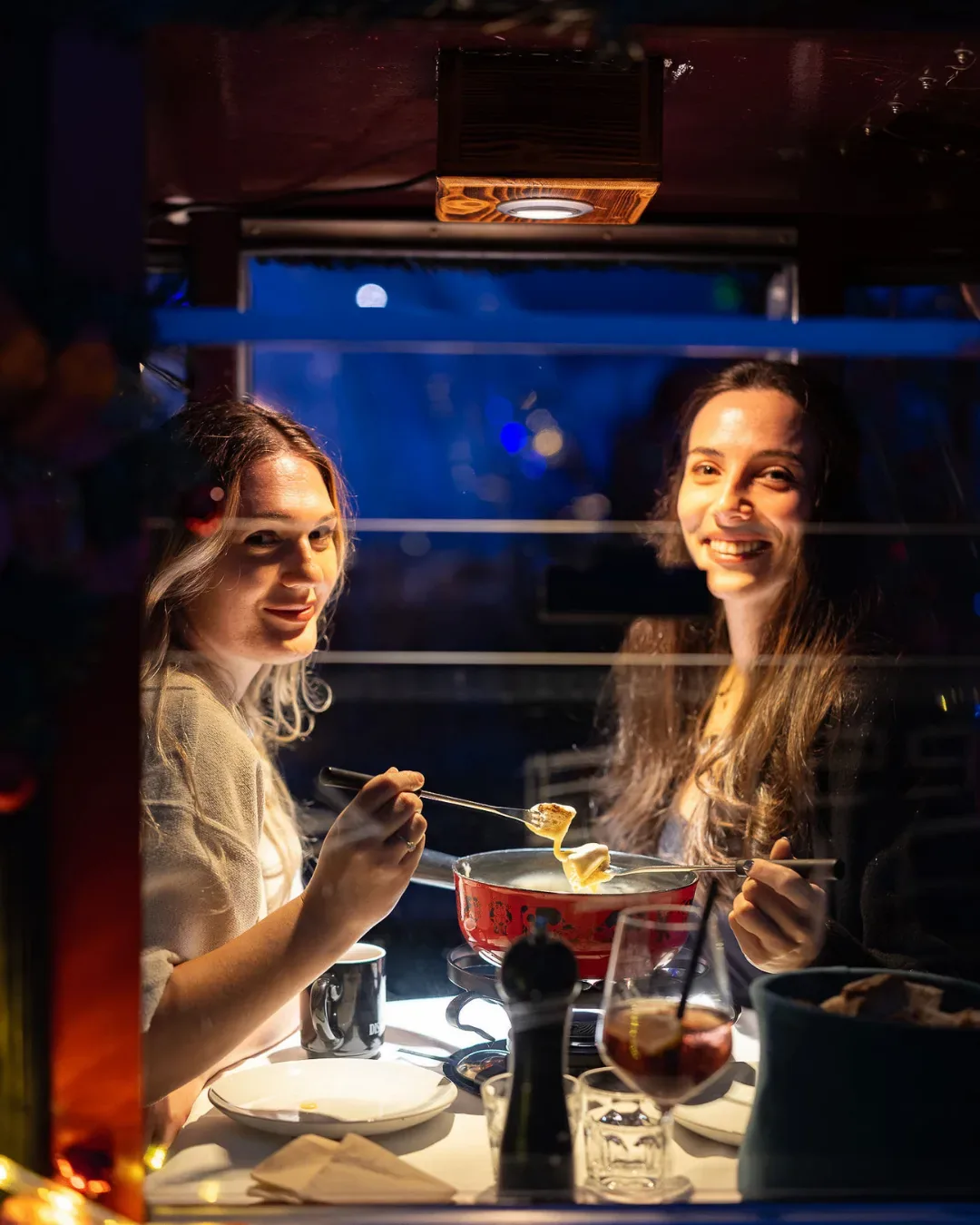 Zwei Gäste geniessen Fondue Chinoise im Rooftop Aarau