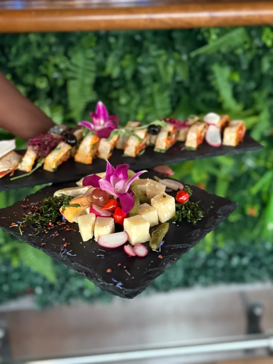 Käse- und Apéro-Platte mit Orchideen-Deko im Rooftop Aarau