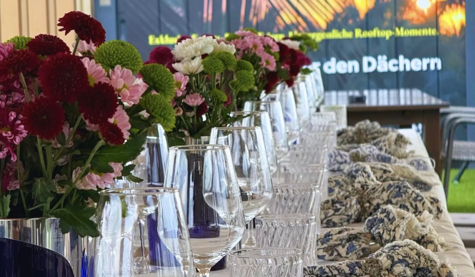 Eventlocation Rooftop Aarau bei Abendlicht mit Gästen