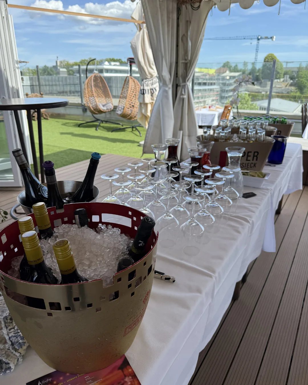 Apéro-Setup mit gekühlten Drinks und Gläsern in der Eventlocation