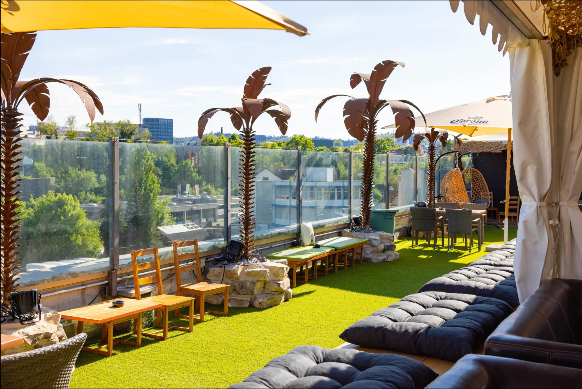 Rooftop Aarau – Palmen, Lounge und Aussicht über die Stadt