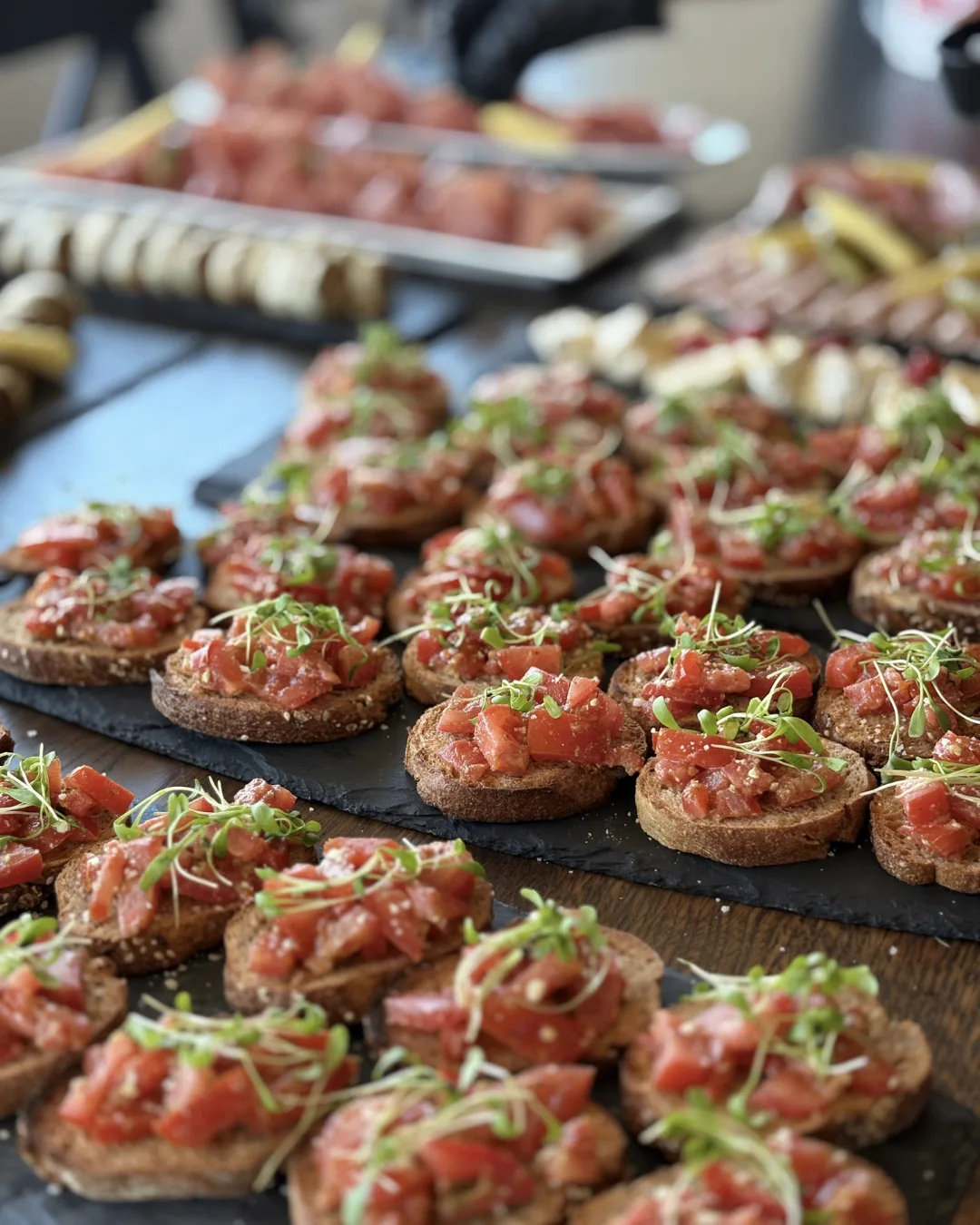 Bruschetta-Apéro mit frischen Tomaten auf dem Rooftop