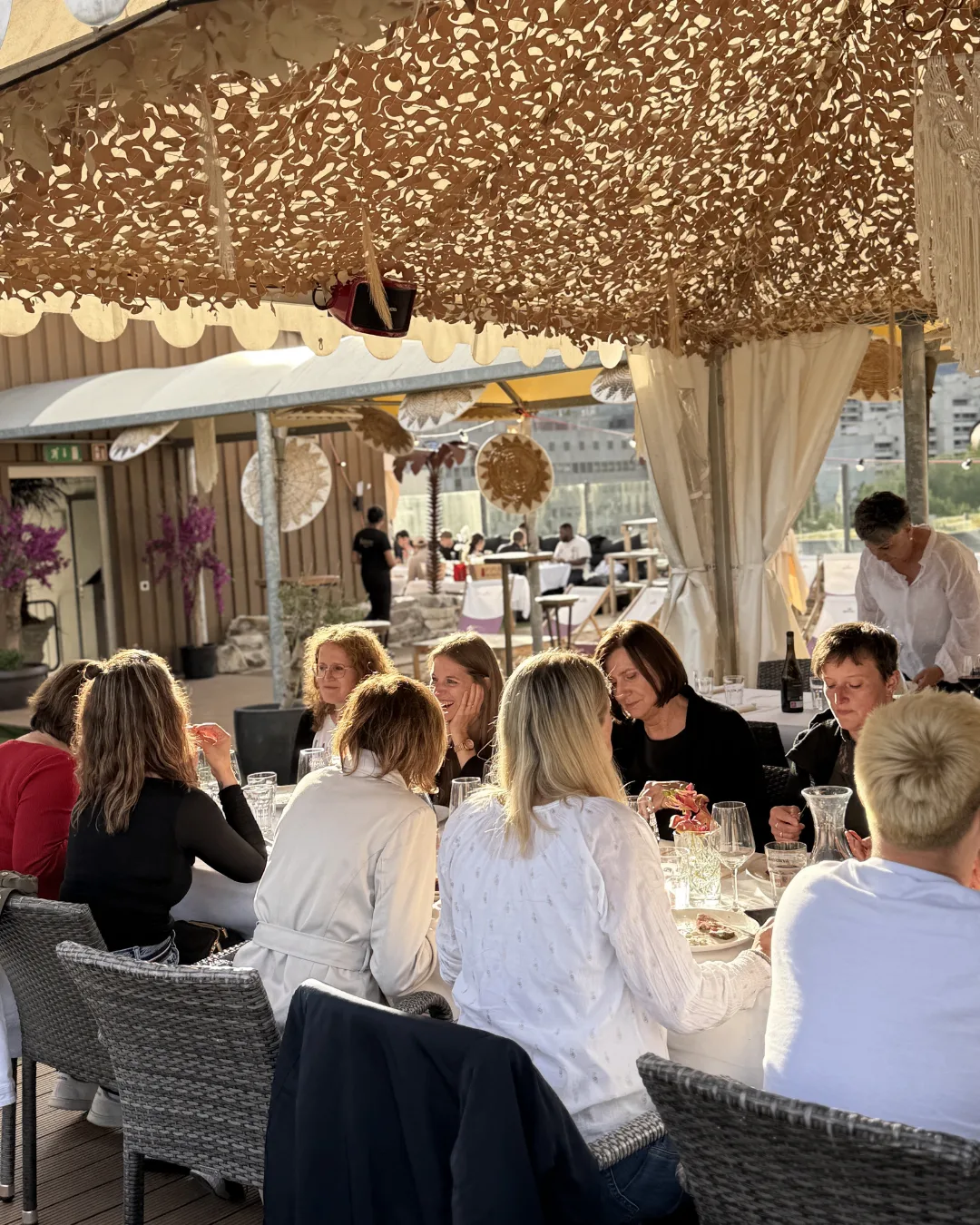 Ladies Lunch unter Makramee-Sonnenschirmen auf der Rooftop-Terrasse
