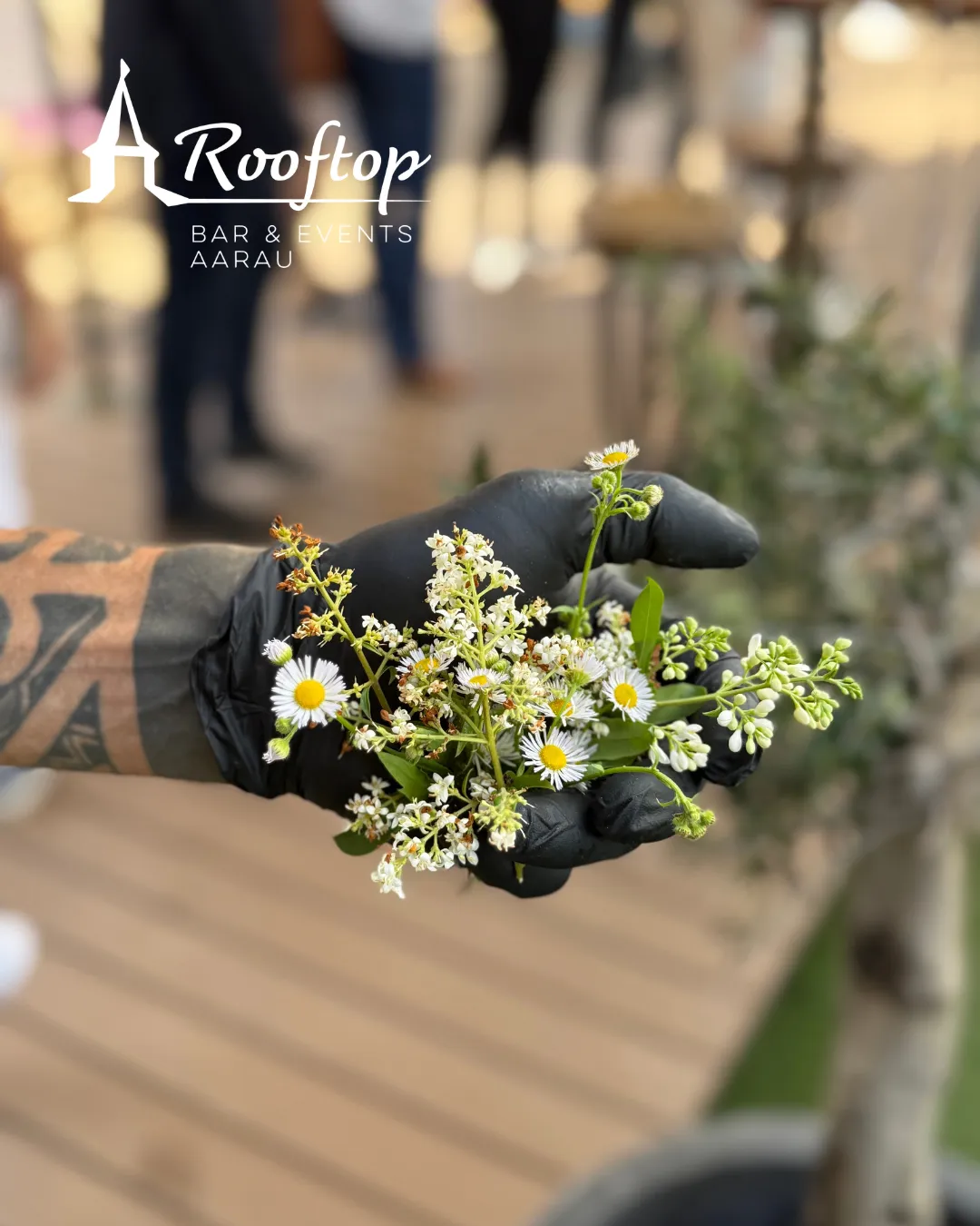 Frische Wiesenblumen für die Tischdekoration im Rooftop Aarau