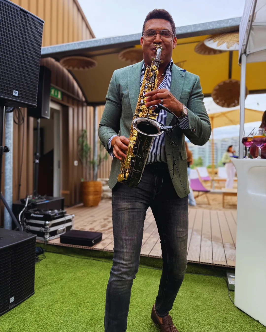 Live-Saxophonist auf der Rooftop-Terrasse bei einem Event
