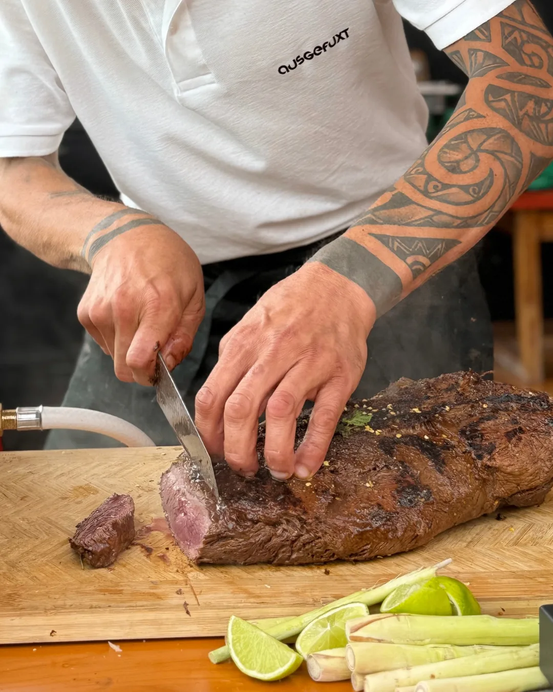 Grillmaster schneidet saftiges Steak frisch vom Grill