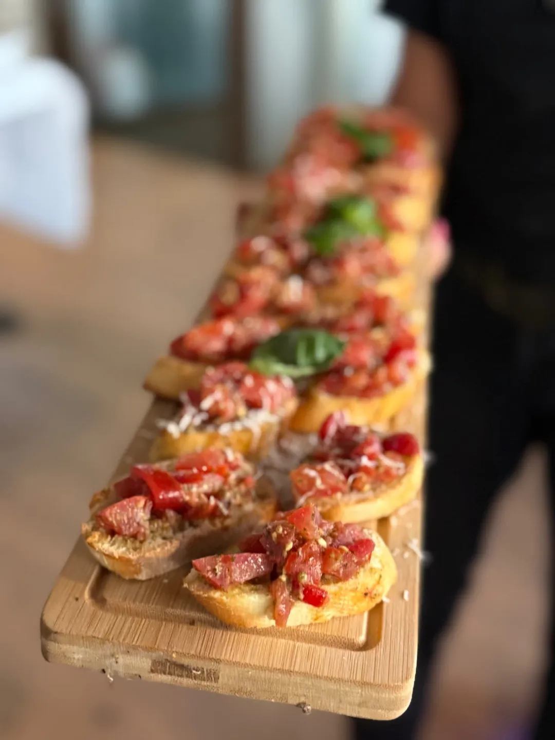 Bruschetta mit Tomaten und Basilikum auf einem Holzbrett im Rooftop Aarau