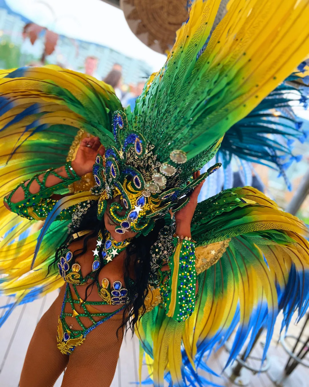 Samba-Tänzerin im Federkostüm sorgt für brasilianische Stimmung