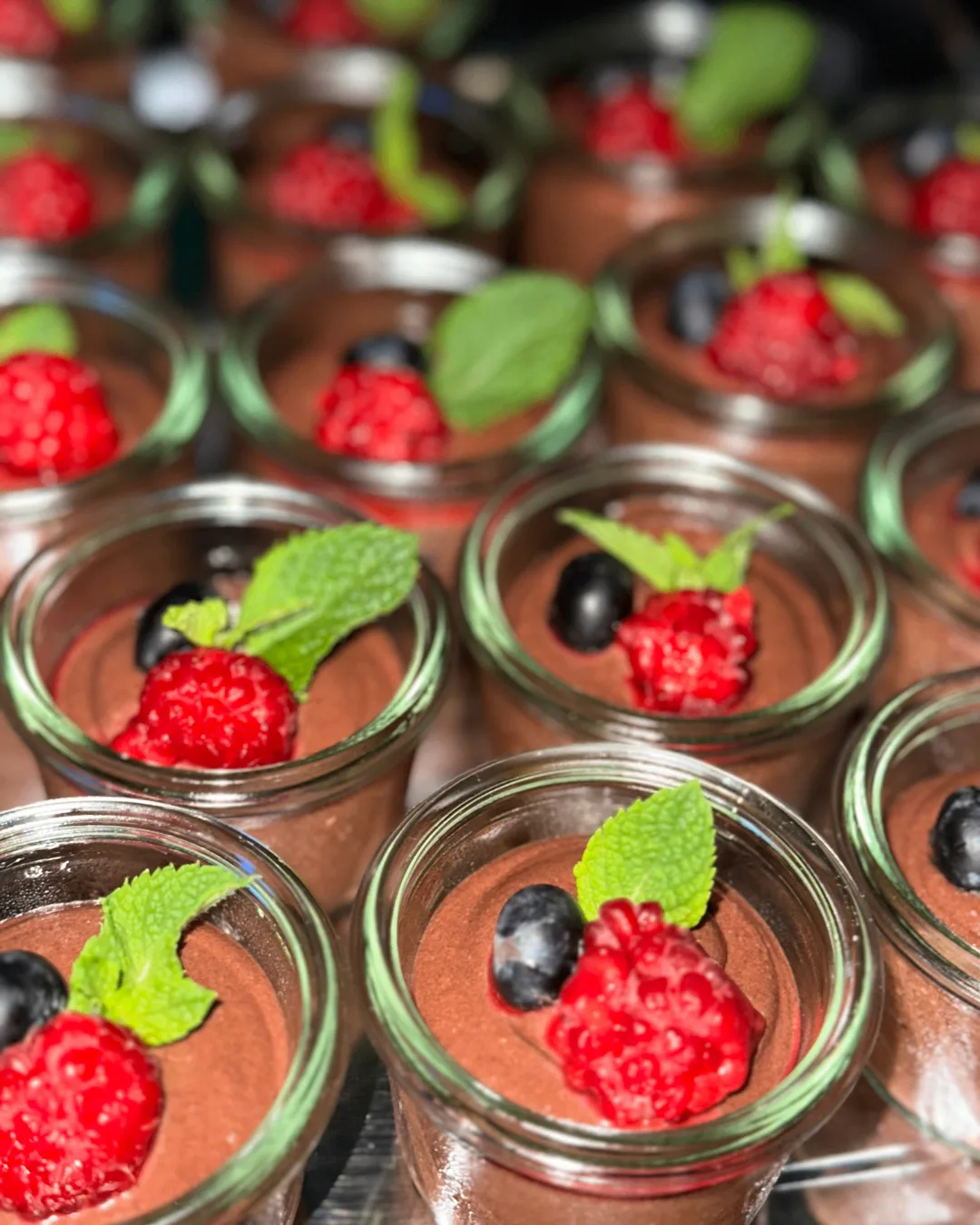 Schokoladenmousse im Glas mit Beeren und Minze als Dessert