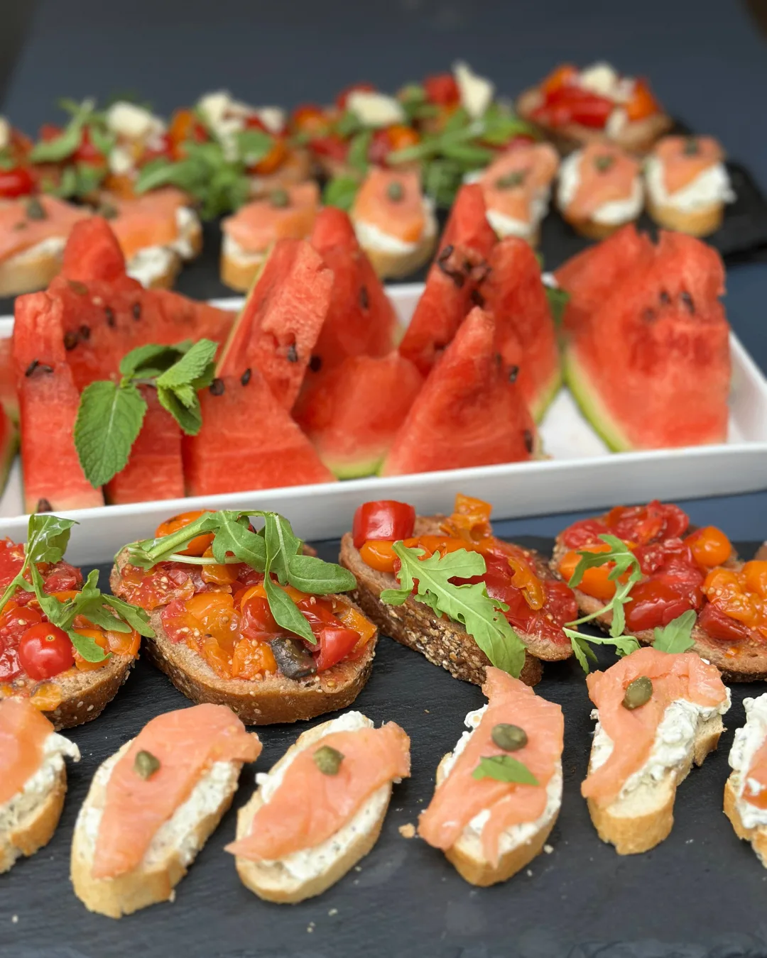 Bruschetta und Wassermelonen-Platte als Sommer-Apéro