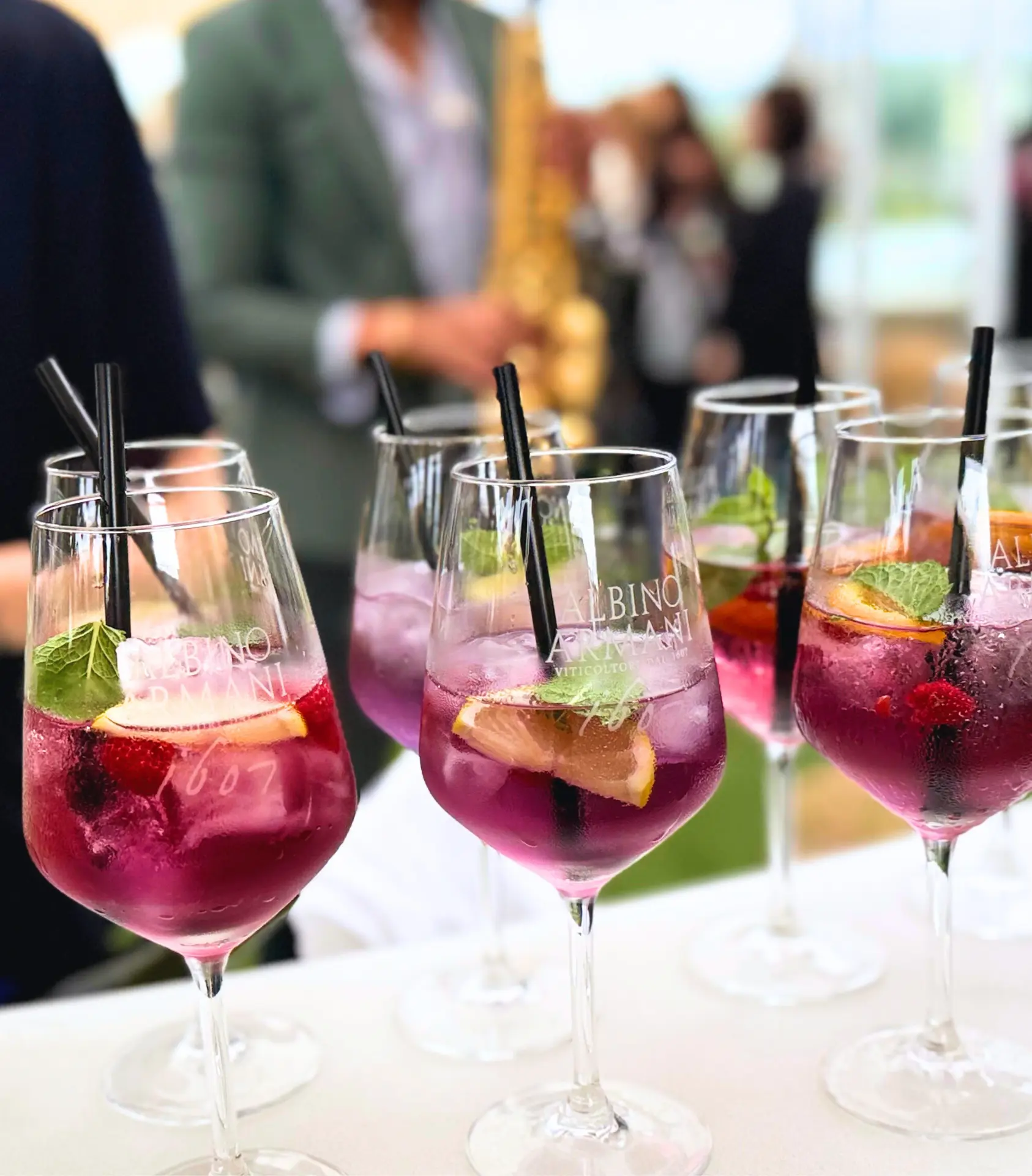 Violette Signature Cocktails mit Beeren und Minze im Rooftop Aarau