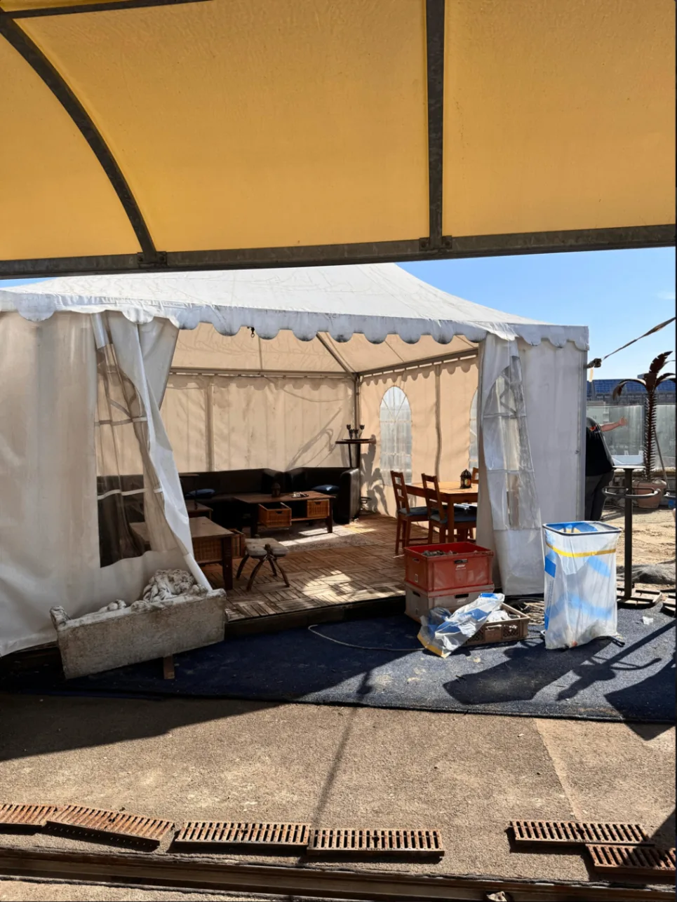 Lounge-Zelt im Aufbau auf der Rooftop Terrasse