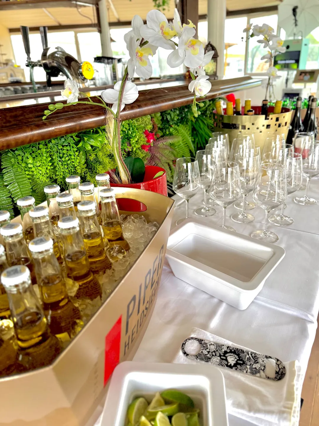 Bar-Setup mit Weingläsern, Getränken auf Eis und Limetten im Rooftop Aarau
