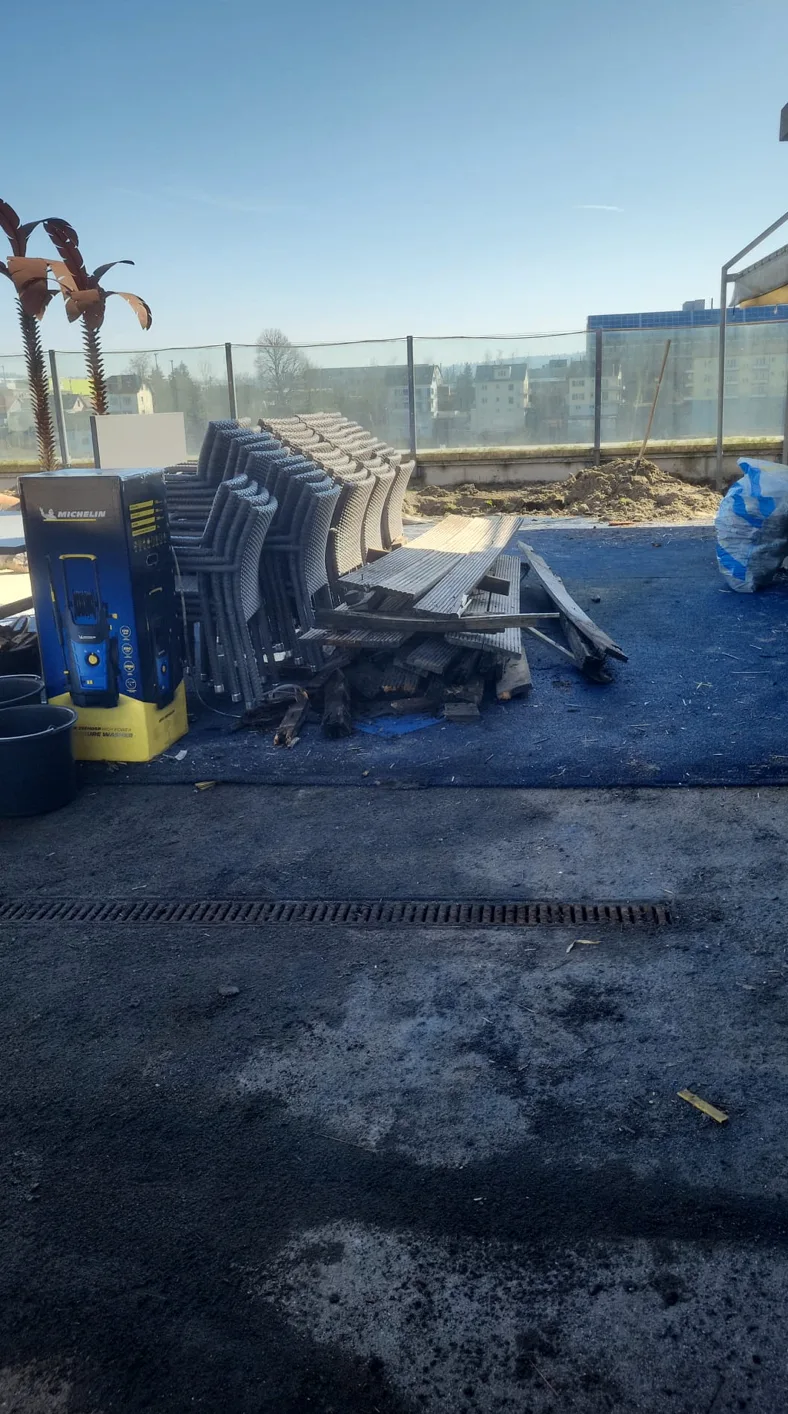 Leere Dachterrasse während der frühen Umbauphase