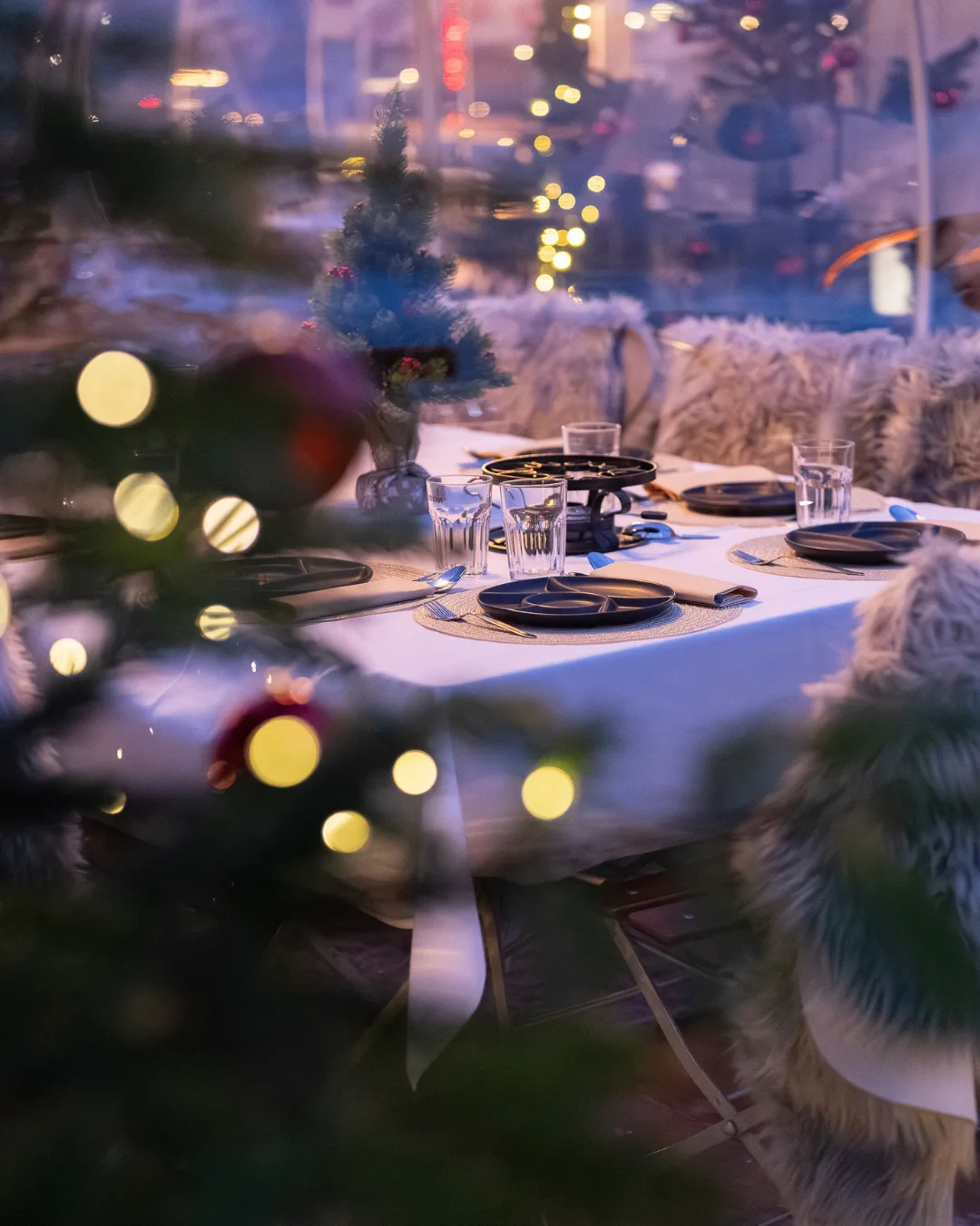 Fondue-Tafel im Iglu mit Lichterstimmung