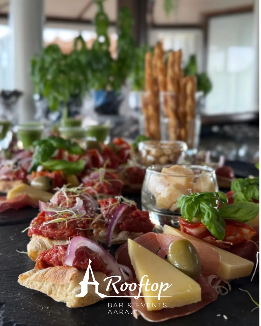 Apéro-Buffet mit Antipasti, Käse und Rohschinken im Rooftop Aarau