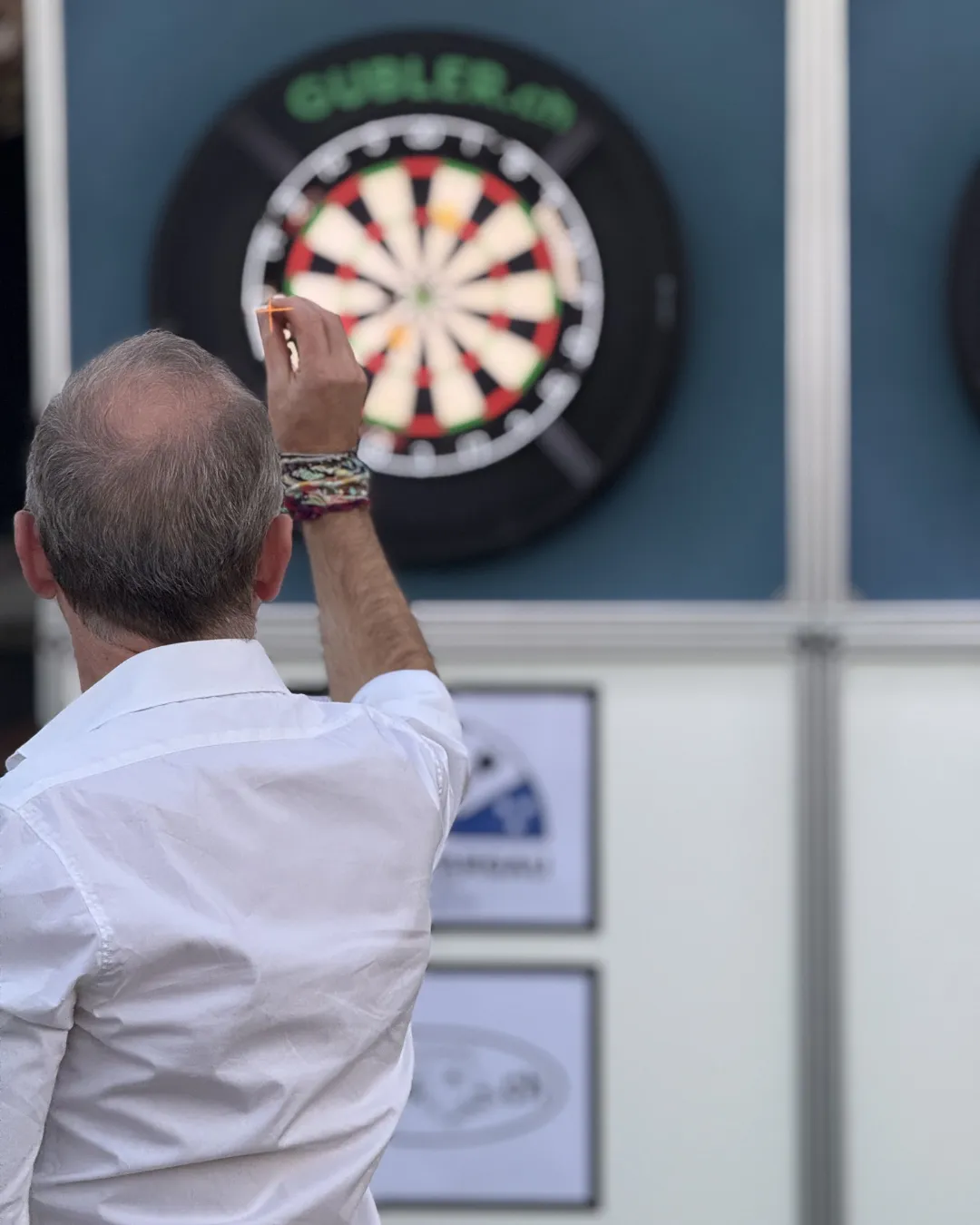 Gast beim Dartspielen während eines Events im Rooftop Aarau