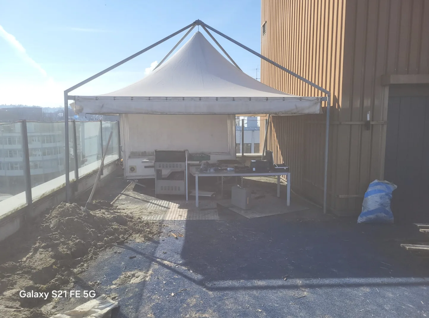 Ecke der Dachterrasse mit Zeltkonstruktion vor der Fertigstellung