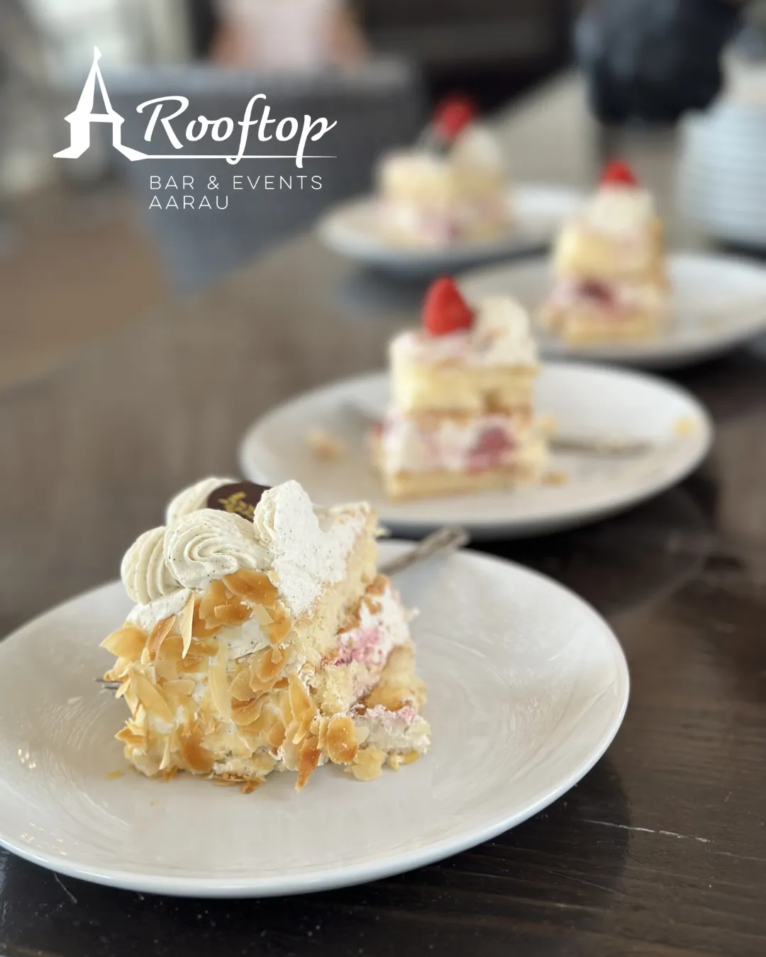 Dessertteller mit Tortenstücken und Erdbeeren im Rooftop Aarau