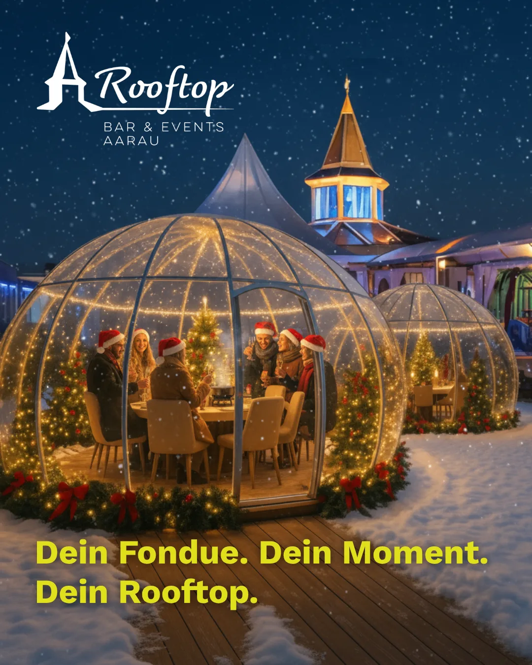 Winterlich gedeckter Tisch für eine Weihnachtsfeier mit Kerzenlicht