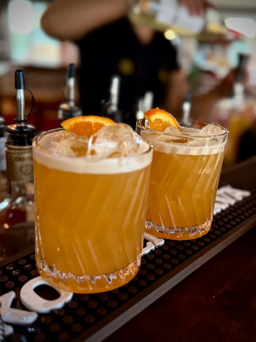 Zwei frisch gemixte Cocktails mit Orange an der Rooftop Aarau Bar