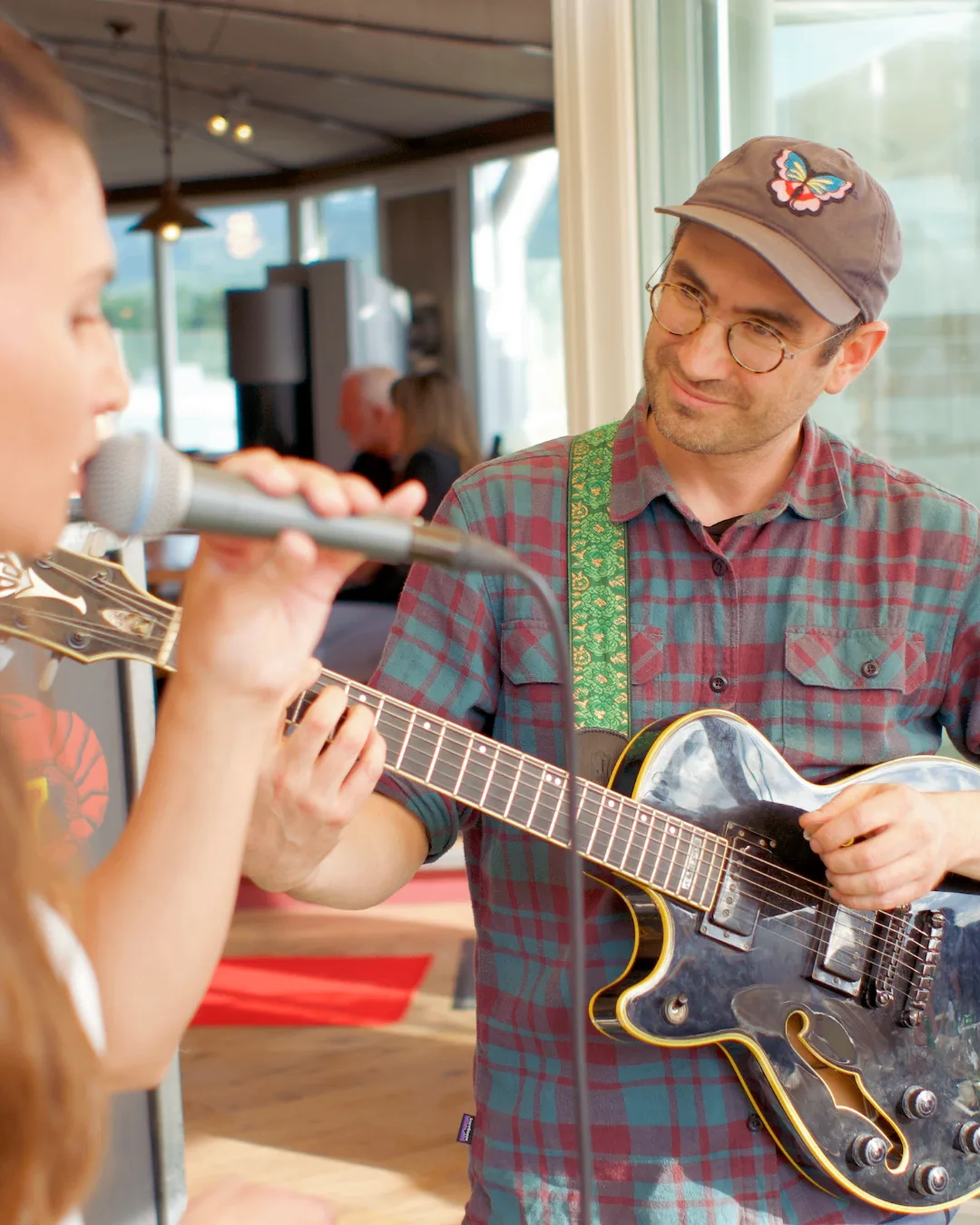 Live-Band mit Sängerin und Gitarrist auf dem Rooftop