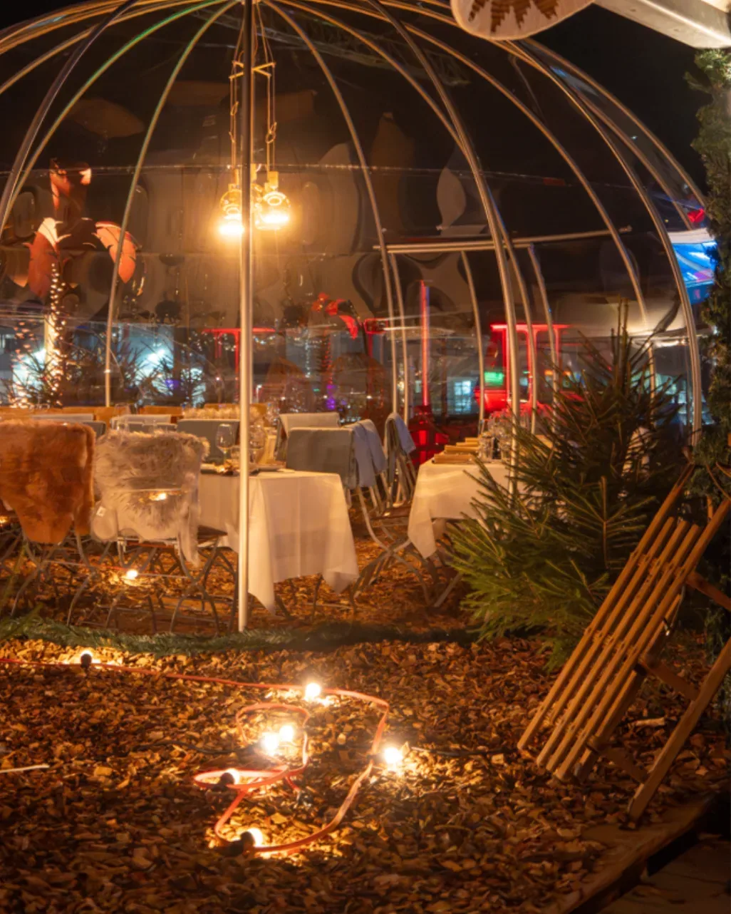 Vorschau: beheiztes Fondue-Iglu mit gedecktem Tisch