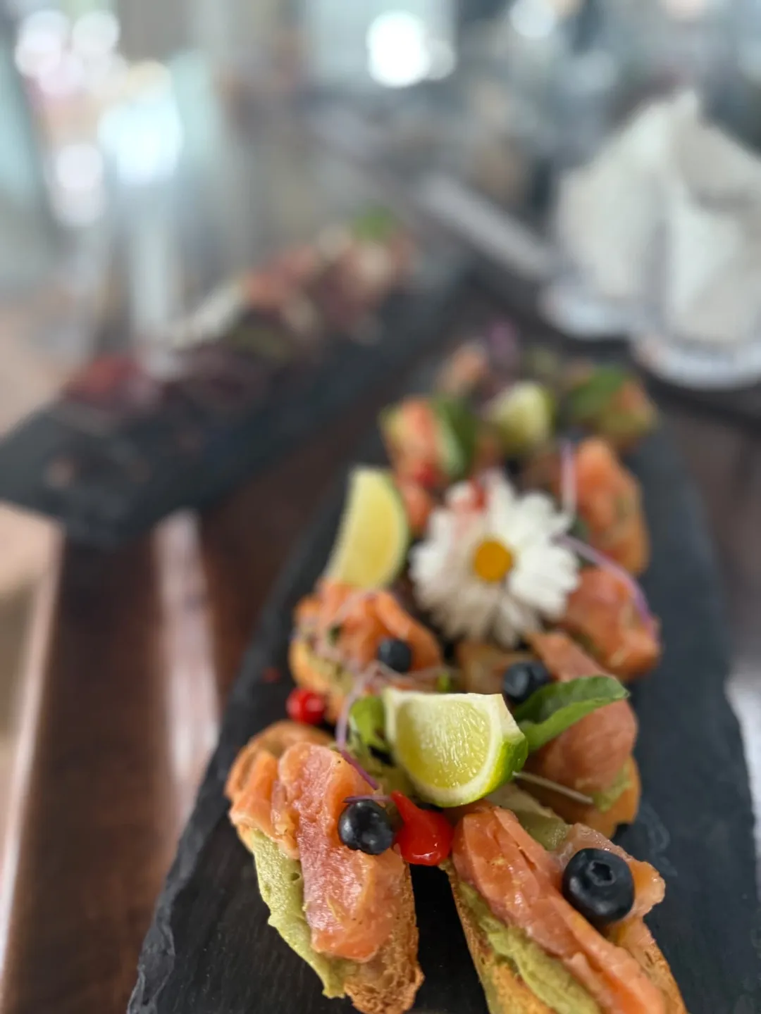 Lachs-Crostini mit Avocado auf Schieferplatte im Rooftop Aarau