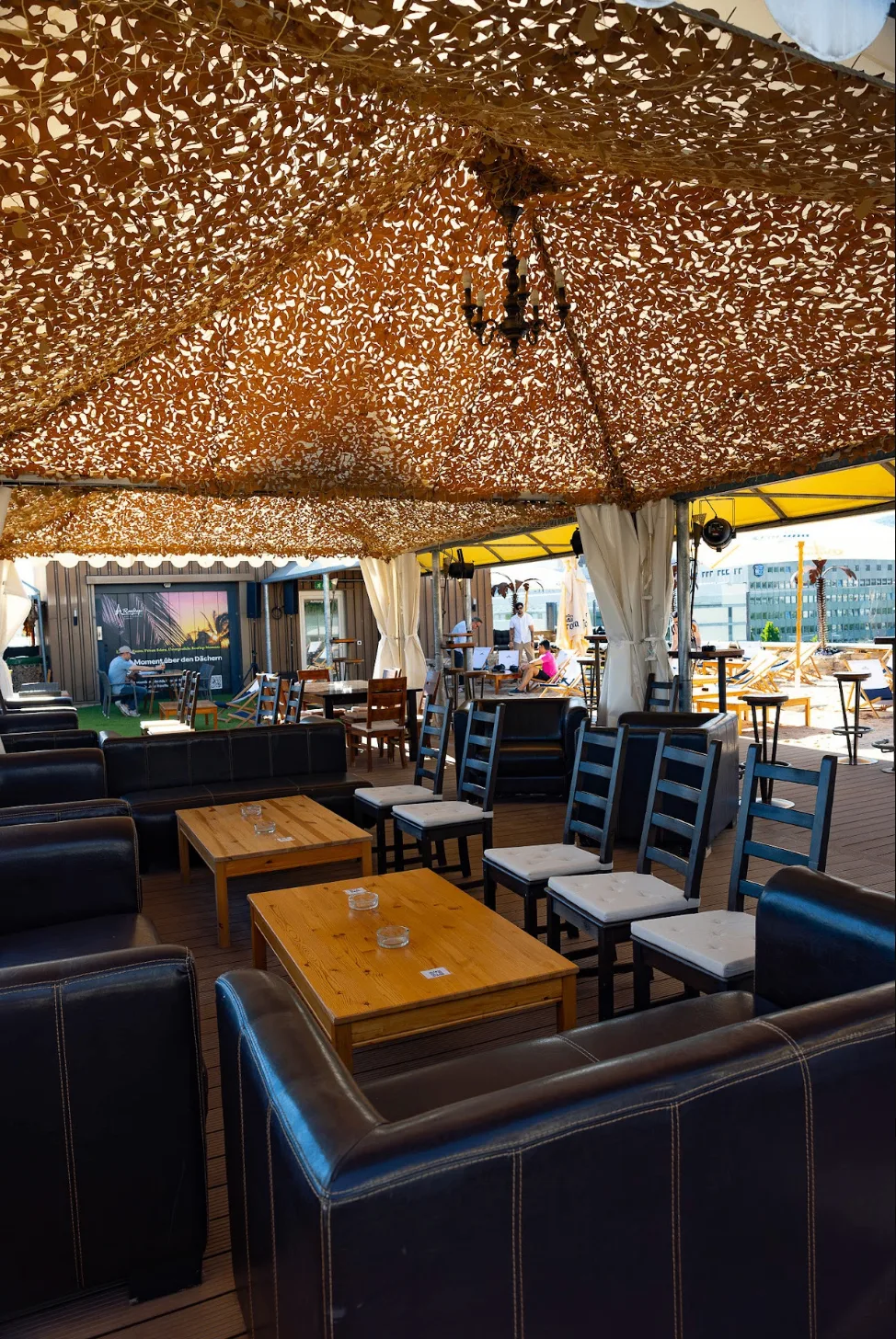 Gemütliche Lounge-Ecke mit Sitzkissen auf dem Rooftop Aarau