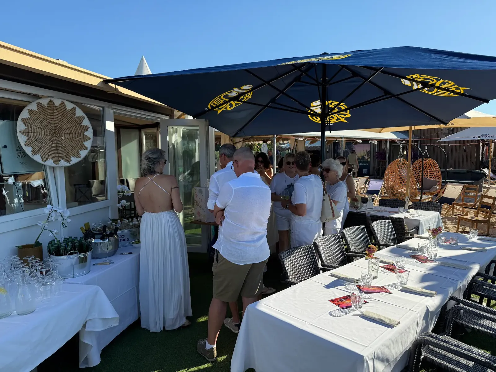 Gäste in Weiss bei einem sommerlichen Anlass auf der Terrasse des Rooftop Aarau