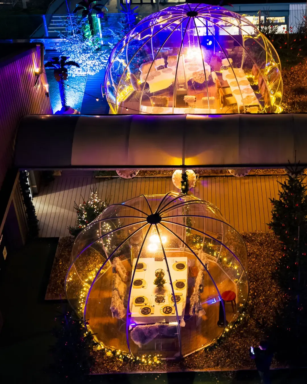 Zwei beleuchtete Iglus mit Weihnachtsbäumen beim Winterzauber auf dem Rooftop Aarau