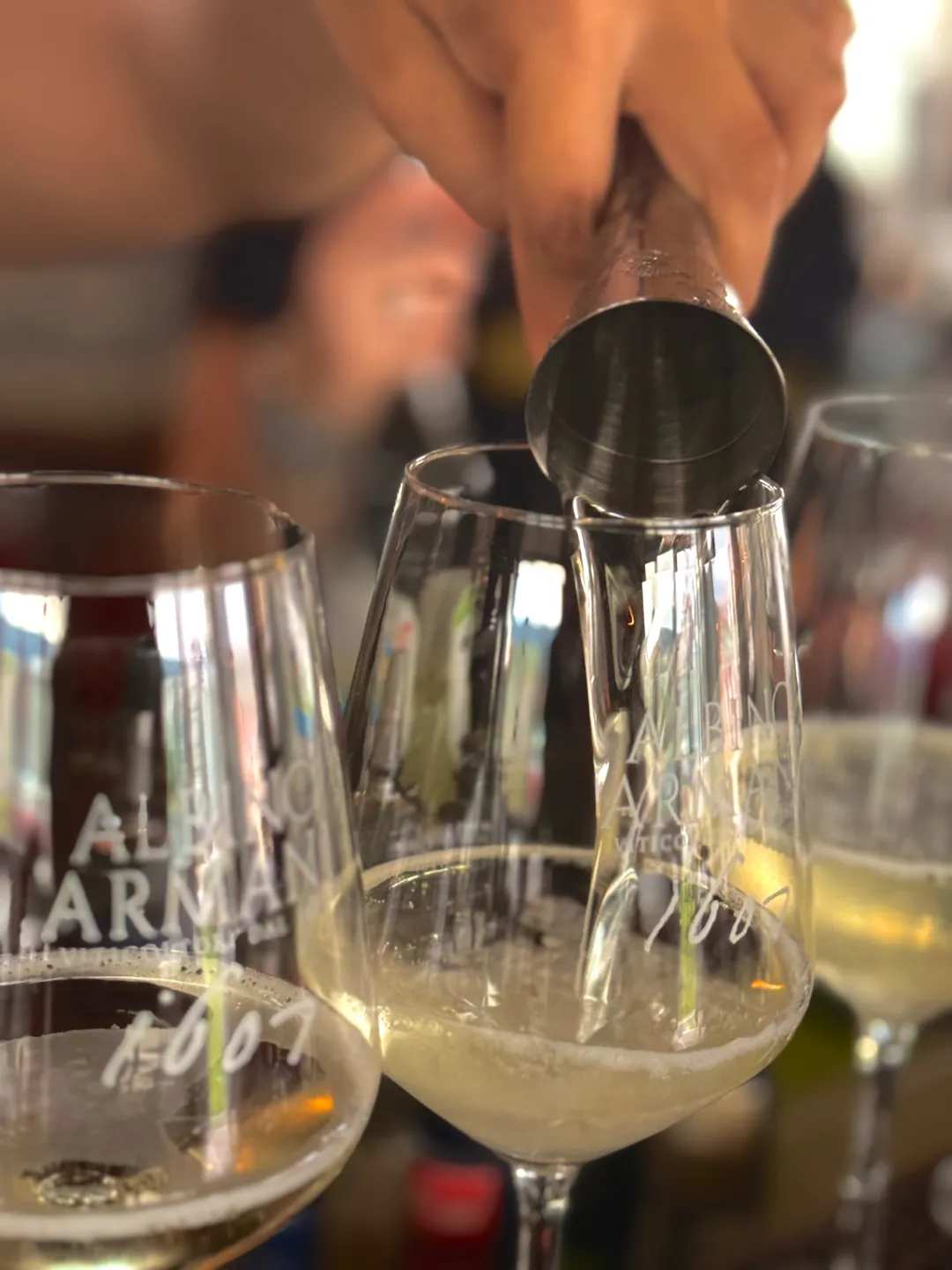 Weisswein wird beim Event-Service im Rooftop Aarau eingeschenkt