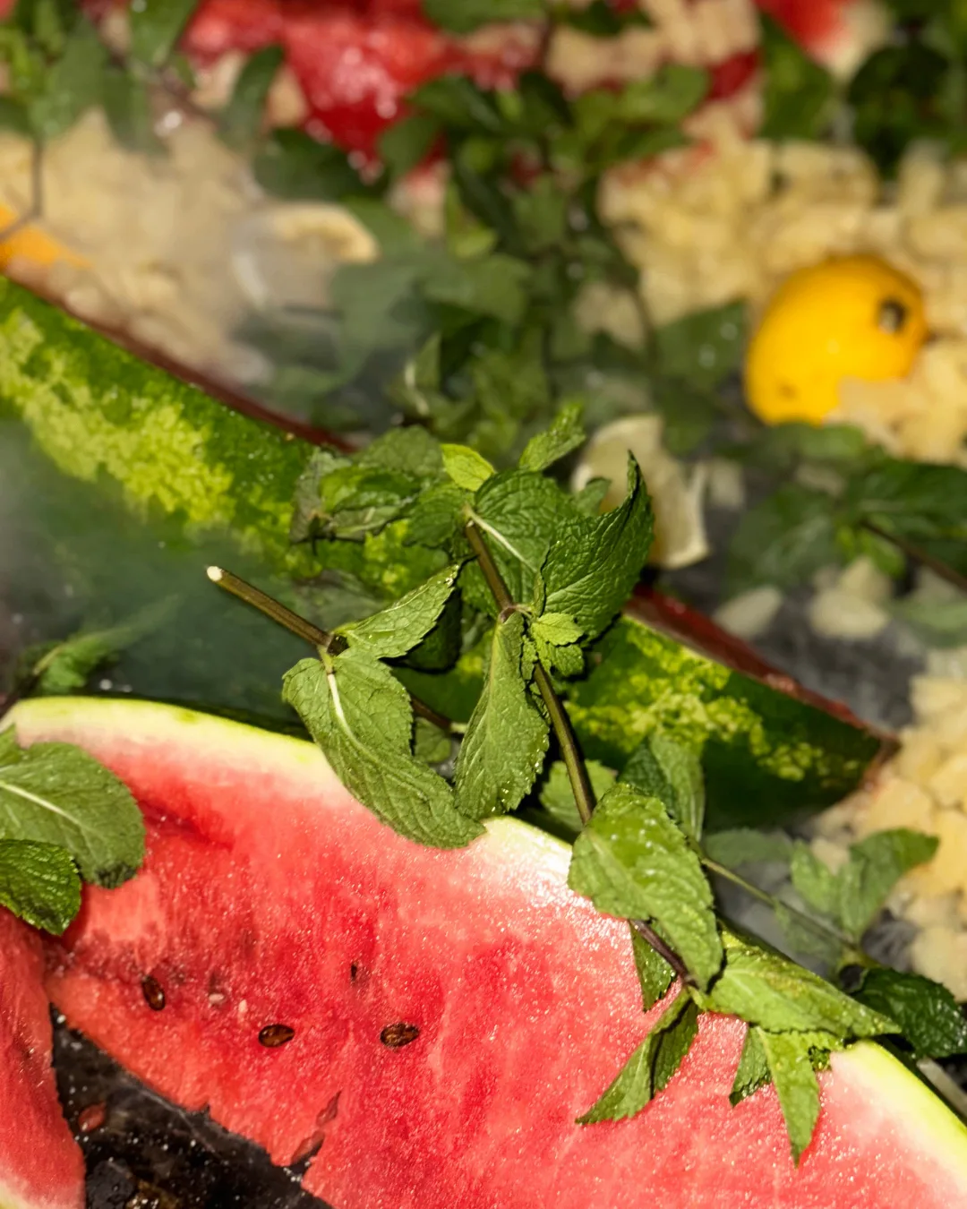 Frische Wassermelone mit Minze als sommerliches Catering-Detail