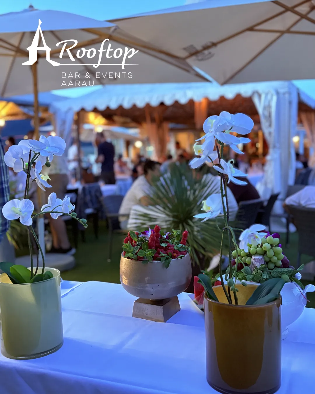 Orchideen und Blumendekoration bei abendlicher Stimmung im Rooftop Aarau