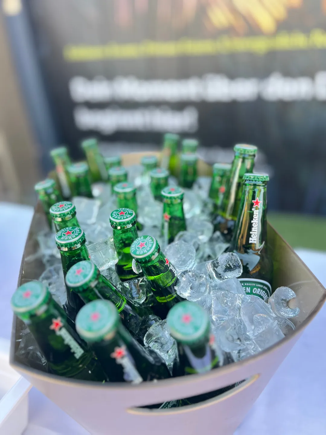 Gekühlte Bierflaschen auf Eis bei einem Event im Rooftop Aarau