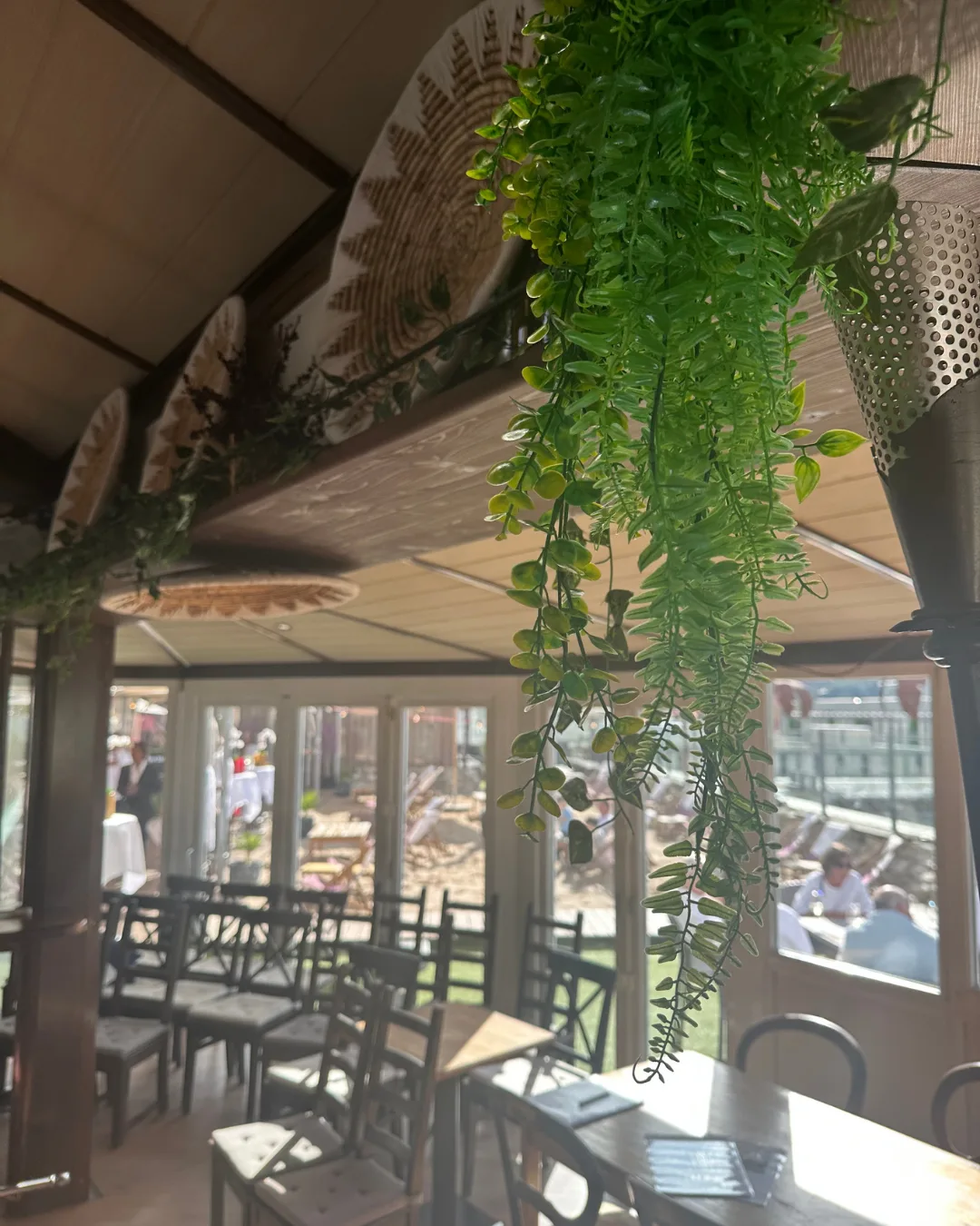 Innenbereich der Eventlocation mit warmem Ambiente und Pflanzen