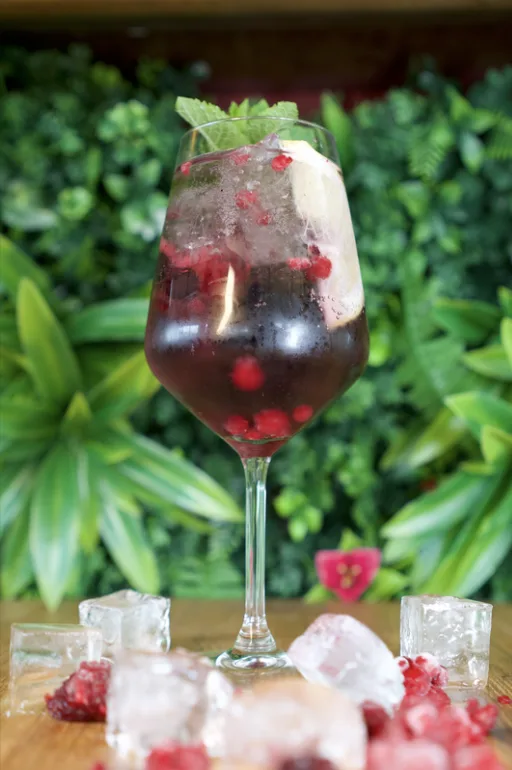 Signature Cocktail mit Garnitur an der Rooftop-Bar in Aarau