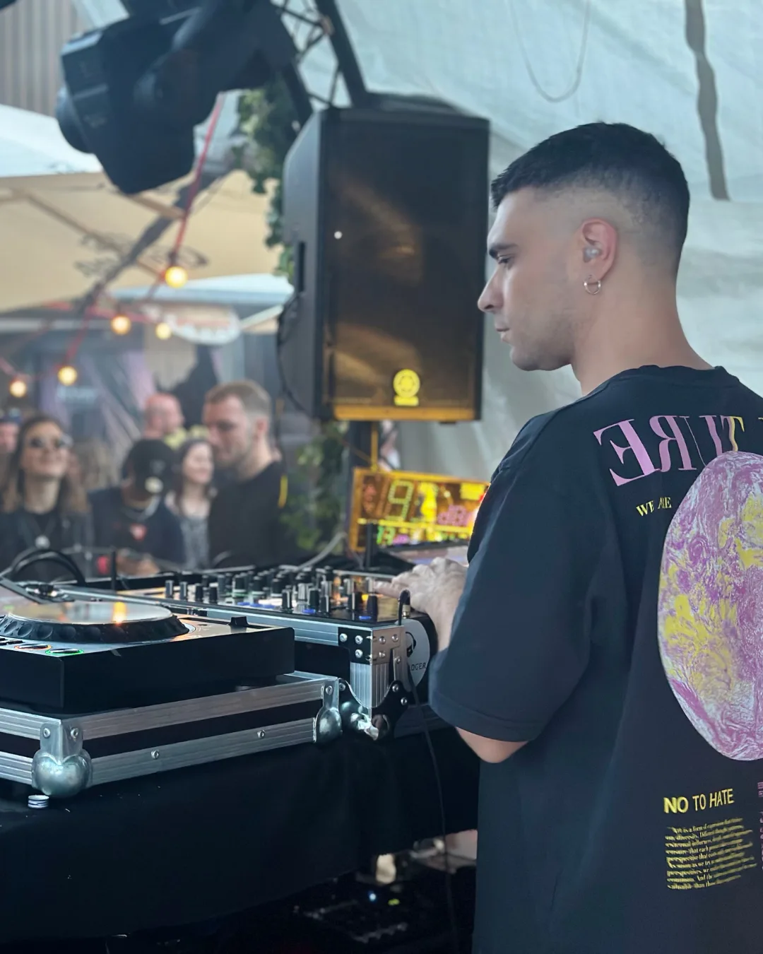 DJ am Mischpult sorgt für Clubstimmung auf dem Rooftop Event