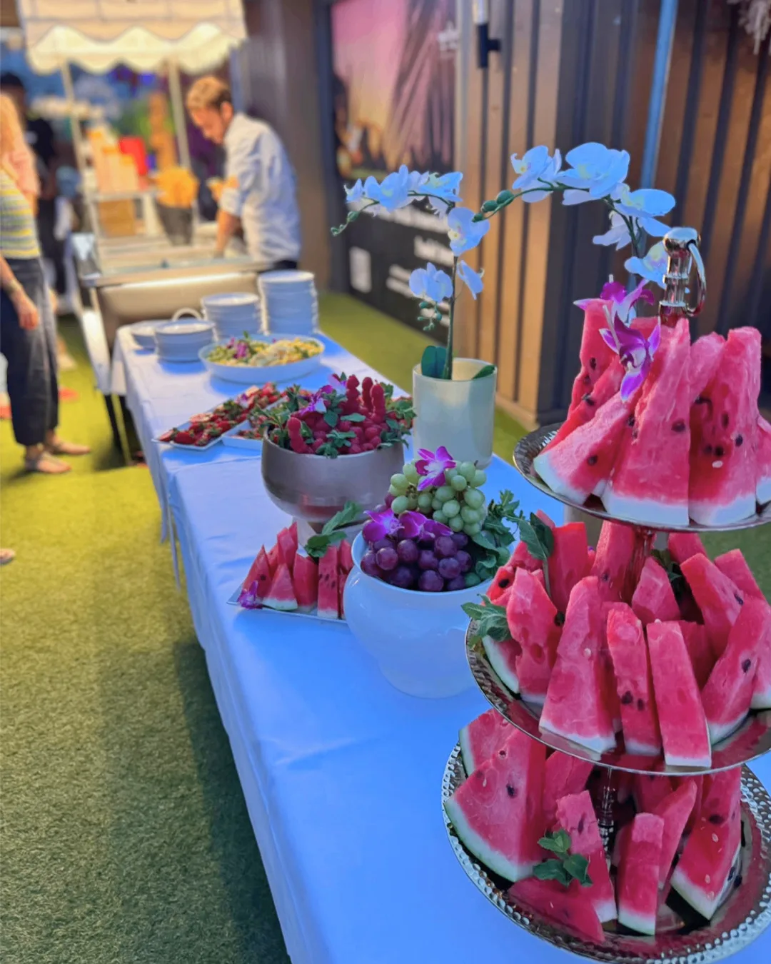 Fruchtbuffet mit Wassermelone und dekorativem Event-Setup
