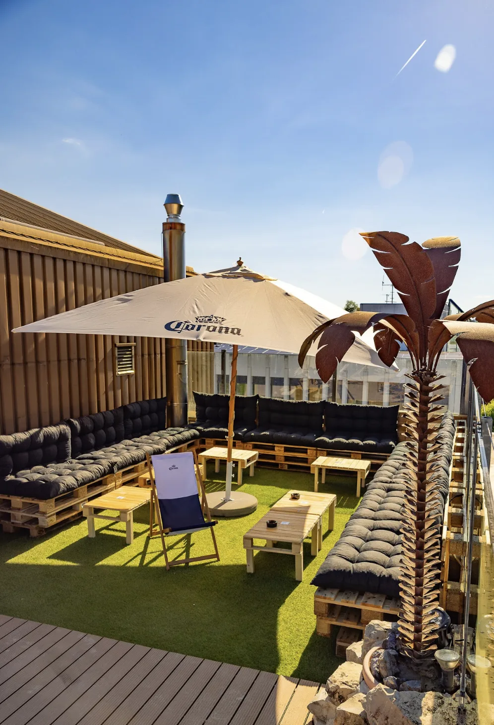 Kaltes Bier auf der Rooftop-Terrasse bei Sonnenuntergang