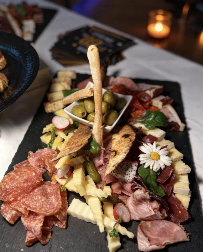 Charcuterie-Brett mit Käse und Wurst