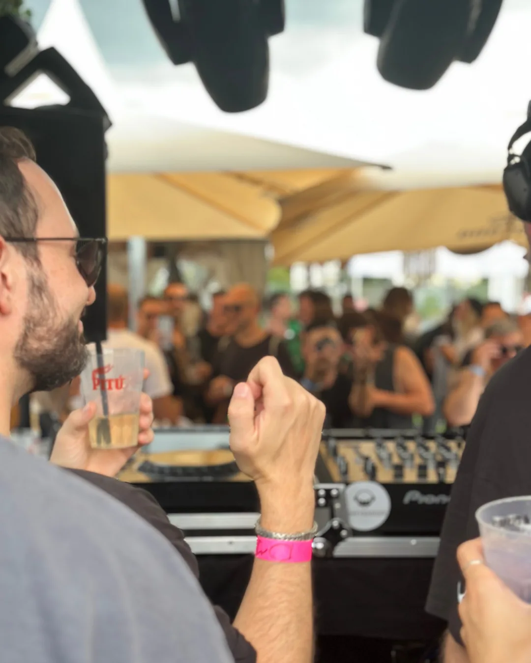 DJ-Atmosphäre mit Gästen und Drinks auf dem Rooftop
